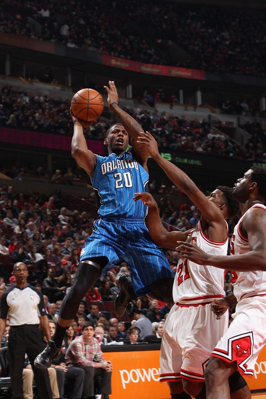 扑克中的进攻与防守（扑克攻防策略）